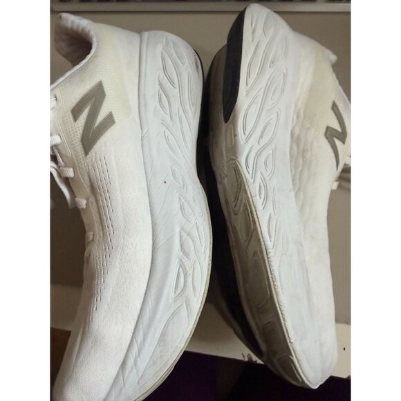 NEW BALANCE WOMENS 1080V14 FRESH FOAM WHITE/LIGHT GOLD METALLIC SZ 10 - Picture 5 of 5